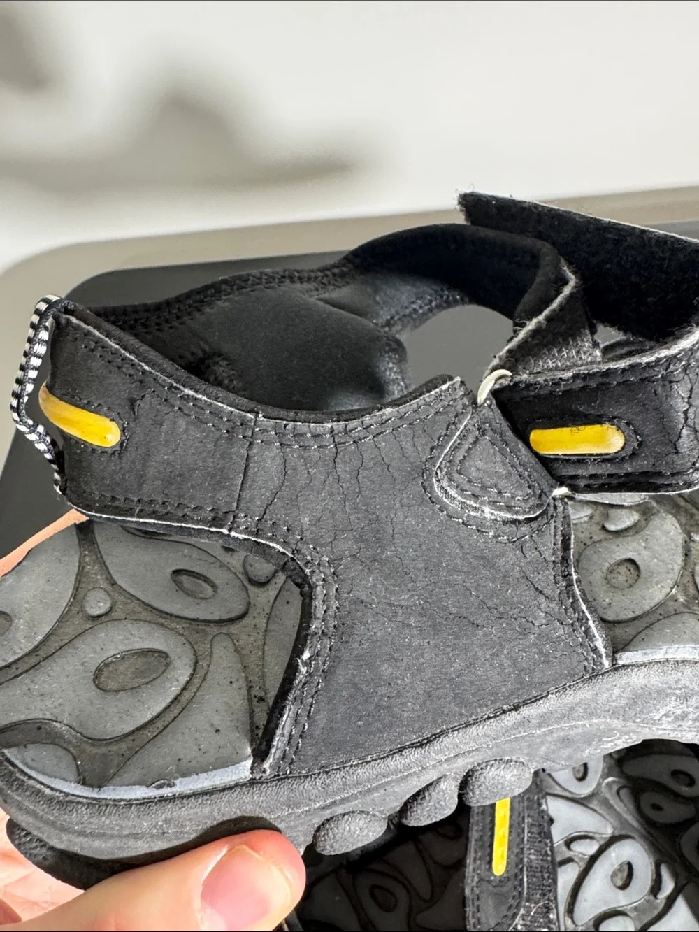 Nike ACG mens 11 black yellow strap outdoor sandal shoes EUC